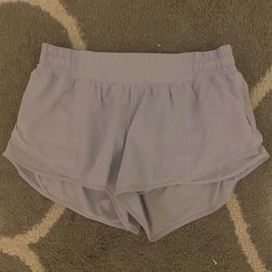 lululemon hotty hot 2.5" shorts! size 6 color purple